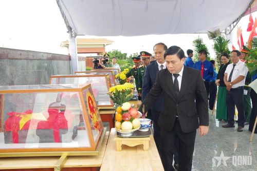 Lãnh đạo tỉnh Khánh Hòa viếng các liệt sĩ.