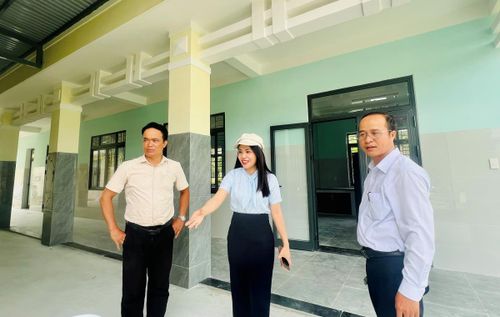 Lãnh đạo phường Điện Bàn Đông đi kiểm tra cơ sở vật chất lớp học.