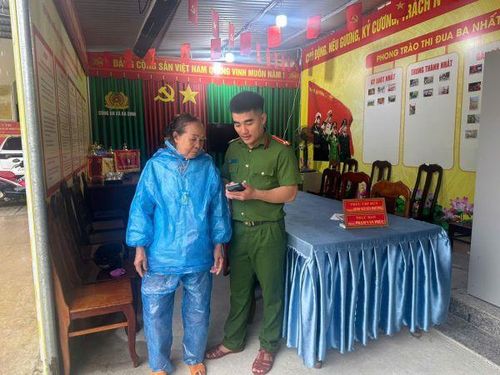 Cán bộ Công an xã Ba Dinh hướng dẫn bà Phượng nhận diện thủ đoạn lừa đảo.