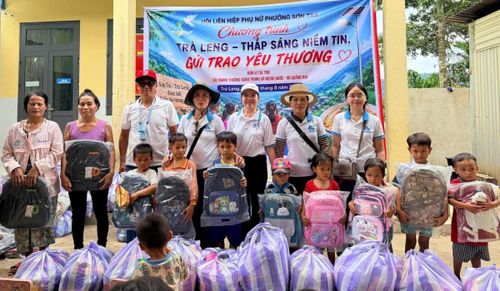 Trao tặng các suất quà ý nghĩa cho trẻ em địa phương