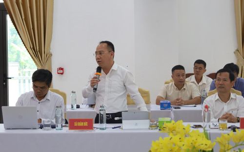 Ông Hồ Công Điểm – Chủ tịch UBND xã Khâm Đức kiến nghị một số vướng mắc, khó khăn với lãnh đạo thành phố.