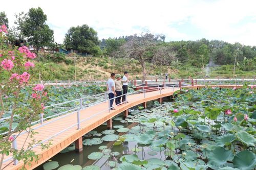 Chất lượng cuộc sống người dân vùng cao ngày càng cải thiện. Trong ảnh: Lãnh đạo xã Khâm Đức kiểm tra công trình dân sinh trên địa bàn.