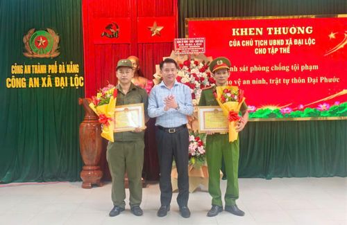 Chủ tịch UBND xã Lê Đỗ Tuấn Khương trao giấy khen cho hai tập thể.