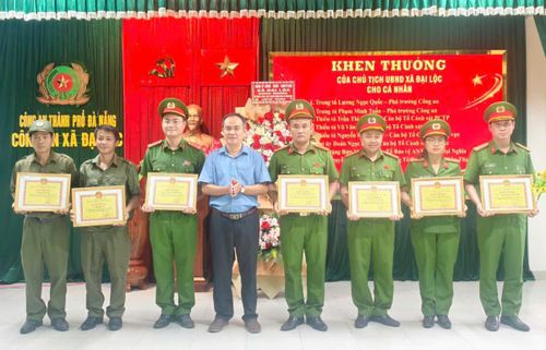 Phó Chủ tịch HĐND xã Nguyễn Thành Nhân trao Giấy khen cho các cá nhân.