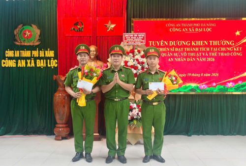 Trung tá Phan Anh Thắng - Trưởng Công an xã Đại Lộc khen thưởng 2 cá nhân đạt thành tích tốt trong tham gia Hội thao Quân sự, Võ thuật và Thể thao năm 2026 do Bộ Công an tổ chức.