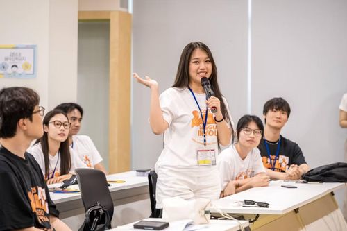 Nguyên phát biểu tại Hội trại thanh niên quốc tế tại Daegu, Hàn Quốc.