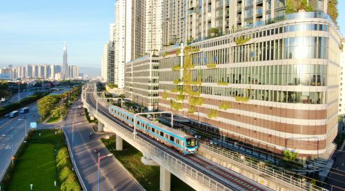 Metro số 1 (Bến Thành - Suối Tiên) đi qua khu vực tập trung nhiều tòa nhà cao tầng ở phường An Khánh, TPHCM. Ảnh: HOÀNG HÙNG