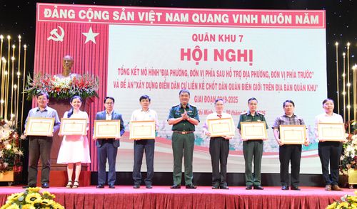 Trung tướng Lê Xuân Thế, Ủy viên Trung ương Đảng, Tư lệnh Quân khu 7, trao Bằng khen đến các tập thể