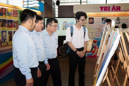 Khách tham quan triển lãm. ẢNH: QUỐC THANH.