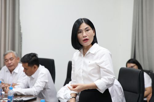 Đồng chí Trần Thị Ngọc Thủy, Bí thư Chi bộ Xí nghiệp Mỹ Phước phát biểu tại buổi làm việc. Ảnh: LÊ THOA