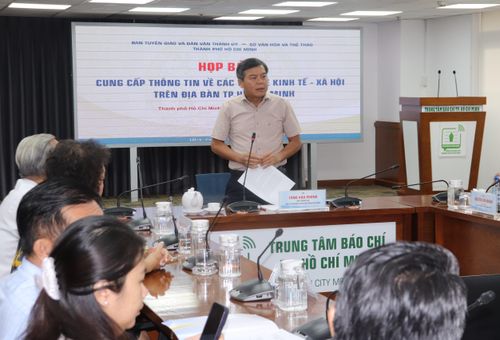  Đồng chí Tăng Hữu Phong chủ trì họp báo 