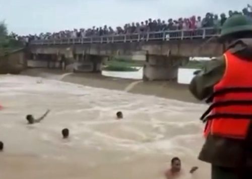  Các đơn vị chức năng và người dân nỗ lực tìm kiếm anh H.S.V. 