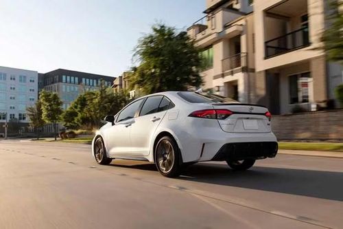 Cùng với bản kỷ niệm, Toyota cũng giới thiệu Corolla 2027 với thay đổi không đáng kể. Xe được bổ sung màu đen mới mang tên Inked và tiếp tục cung cấp động cơ xăng 2.0L, công suất 169 mã lực, mô-men xoắn 205 Nm bên cạnh lựa chọn hybrid.