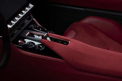 Đóng vai trò là mẫu xe đầu bảng trong dòng GR tập trung vào hiệu suất của Toyota, siêu xe GR GT sử dụng động cơ V8, tăng áp kép, dung tích 4.0L hoàn toàn mới, kết hợp với hệ thống hybrid, dự kiến sản sinh tổng công suất hơn 641 mã lực và mô-men xoắn cực đại 850 Nm. Động cơ đi kèm hộp số tự động 8 cấp, cho phép xe sở hữu tốc độ tối đa hơn 320 km/h.