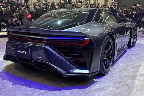 “Chúng tôi sẽ không có đủ xe Toyota GR GT 2027 để đáp ứng nhu cầu và đó là chủ ý của chúng tôi”, Phó chủ tịch cấp cao phụ trách Hoạt động mảng ôtô của hãng Toyota Nhật Bản, ông Andrew Gilleland, nói với phóng viên tờ The Drive.