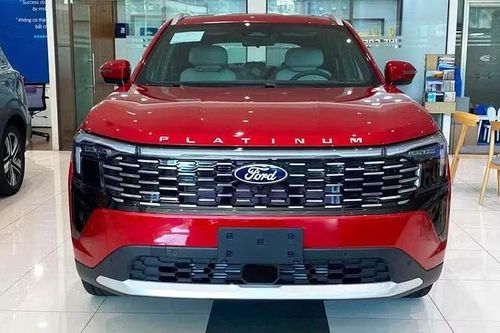Kích thước tổng thể của xe vẫn giữ nguyên với chiều dài 4.685 mm và chiều rộng 1.935 mm. Khoang hành lý có dung tích 448 lít và có thể mở rộng lên 1.442 lít khi gập hàng ghế thứ hai. Ngoài ra, xe tiếp tục được trang bị cửa sổ trời toàn cảnh và cốp điện tích hợp tính năng mở bằng đá chân.