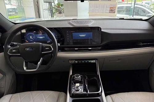 Điểm nâng cấp đáng chú ý nhất trên Ford Territory Platinum 2026 nằm ở không gian nội thất. Xe sử dụng ghế bọc da màu ghi sáng với họa tiết chỉ khâu hình kim cương và bề mặt đục lỗ nhằm tăng khả năng thông thoáng cho người ngồi. Bậc cửa được tích hợp đèn LED phát sáng khi mở cửa.