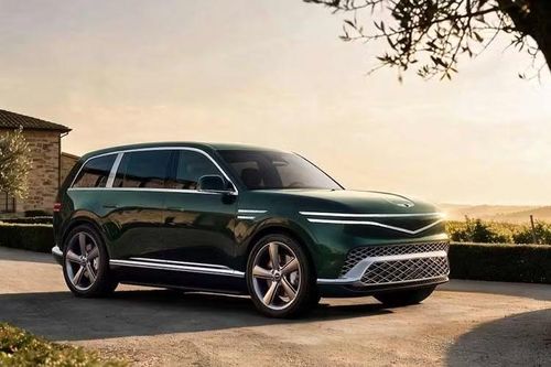 Genesis GV90 được xem là mẫu xe lớn nhất, mạnh nhất và sang trọng nhất trong dải sản phẩm hiện tại của hãng, đưa concept Neolun từng gây chú ý trở thành phiên bản thương mại. Với chiều dài lên tới 5.283 mm, xe nhắm thẳng tới các đối thủ hạng nặng như Mercedes-Benz EQS SUV và Lucid Gravity.