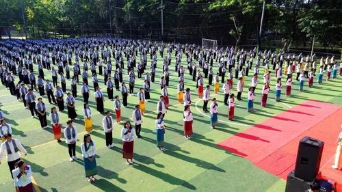 Hàng nghìn sinh viên Đại học Trà Vinh trình diễn điệu múa Saravan truyền thống của đồng bào Khmer.