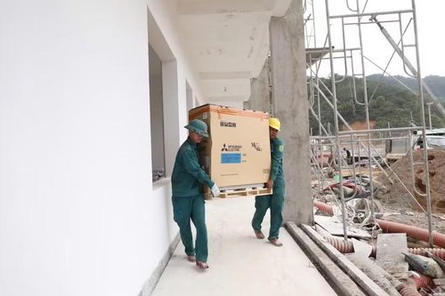 Cán bộ, chiến sĩ Ban Chỉ huy Phòng thủ khu vực 4 - Bàn Thạch hỗ trợ mang trang thiết bị vào các phòng.