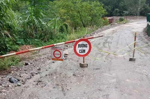 Chính quyền địa phương đặt biển cấm đường, hạn chế người đi qua khu vực nguy hiểm. (Ảnh: CSCC)