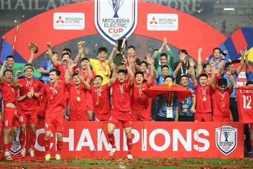 Trong khi đó, đội tuyển Việt Nam cũng có 3 lần nâng cúp AFF Cup vào các năm 2008, 2018 và 2024. Ảnh: Việt An.