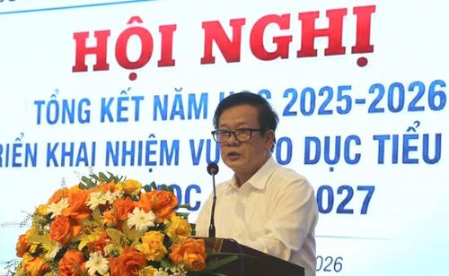 Ông Phan Hữu Huyện, Phó Giám đốc Sở GD&ĐT Quảng Trị phát biểu tại hội nghị.