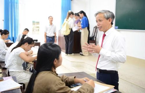 TS Lê Hồ Sơn, Hiệu trưởng nhà trường dặn dò và phổ biến cho tân sinh viên.