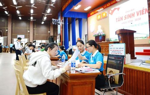 Khu vực Giảng đường 1 nơi làm thủ tục thu hồ sơ.