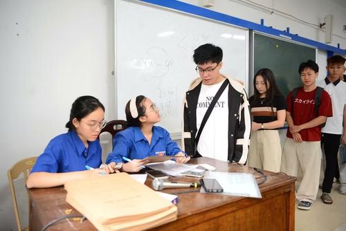 Việc đón tân sinh viên của nhà trường còn diễn ra tiếp tục trong ngày 21/8. (Ảnh: Huy Lê)
