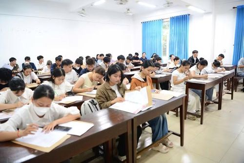 Các em làm thủ tục nhập học tại các phòng học.