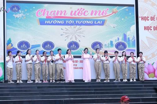 Đại diện nhà trường và học sinh khối 6 năm học 2026-2027 chào đón hành trình "Chạm ước mơ - Hướng tới tương lai".