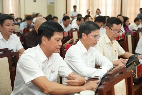 Các đại biểu tham dự Kỳ họp chuyên đề HĐND TP Huế.