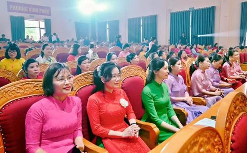 Cán bộ quản lý, giáo viên phường Vĩnh Phúc dự lễ tổng kết năm học và triển khai nhiệm vụ năm học mới.