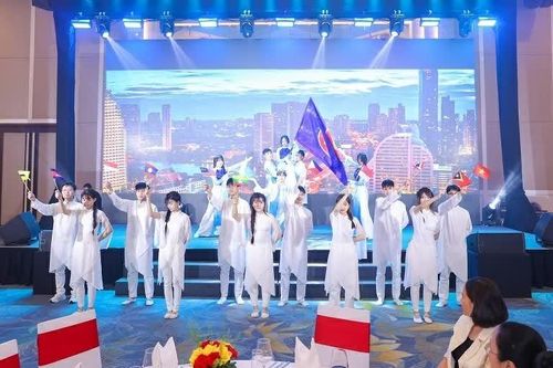  Một trong những tiết mục văn nghệ đặc sắc được biểu diễn tại chương trình. (Ảnh: Đinh Hòa) 