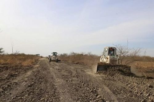 Tuyến đường Abyei - Agok dài 37 km từng xuống cấp nghiêm trọng sau nhiều năm khai thác, sử dụng và chịu tác động của thời tiết. (Nguồn: Đội Công binh số 4 Việt Nam)