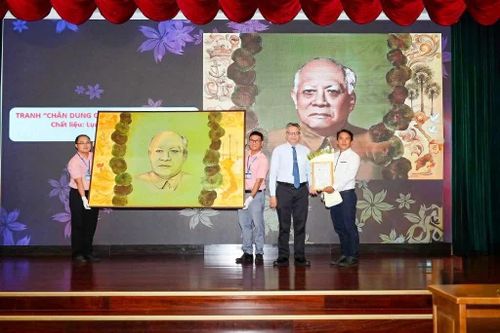 Ông Phạm Thành Nam, Giám đốc Bảo tàng Tôn Đức Thắng trao thư cảm ơn họa sĩ Việt Anh đã trao tặng tranh chân dung Chủ tịch Tôn Đức Thắng. (Nguồn: BTC)