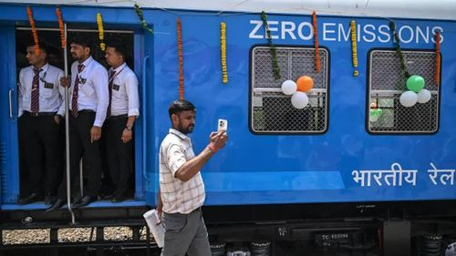 Hành khách chụp ảnh cùng tàu hỏa chạy bằng hydro đầu tiên của Ấn Độ tại bang Haryana, ngày 17/7. (Nguồn: Getty Images)