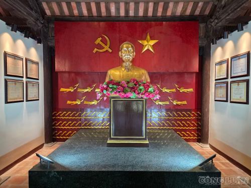 Tượng Bác Hồ tại Khu di tích Yên Trường