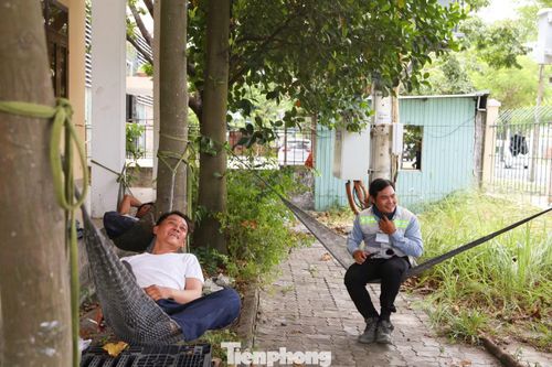 Góc nghỉ trưa mát mẻ an toàn giúp công nhân làm việc hiệu quả hơn trong ca chiều.