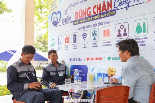 Hơn 1 tuần nay, anh Nguyễn Thế Lộc (bìa trái) có chỗ ngủ trưa mát mẻ, an toàn.