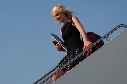 Natalie Harp bất ngờ được truyền thông Mỹ chú ý sau thông tin cô nằm trong nhóm ít nhân viên được Tổng thống Donald Trump đưa theo khi bí mật rời Không lực Một tại Thổ Nhĩ Kỳ để chuyển sang máy bay quân sự, giữa lo ngại về nguy cơ tên lửa Iran. Việc nữ trợ lý 35 tuổi được ưu tiên đi cùng cho thấy vị trí đặc biệt của cô trong đội ngũ thân cận với ông Trump.