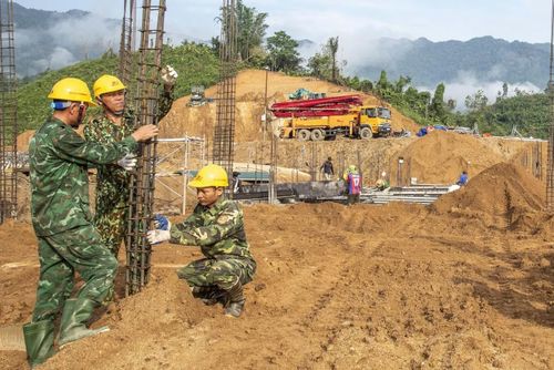Thượng tá Lê Đạt (giữa) luôn lấy tinh thần “vượt nắng, thắng mưa”, bám công trường. Ảnh: Lê Văn Chương