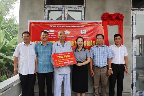 Các đơn vị trao hỗ trợ tượng trung, tổng khinh phí 94 triệu đồng.