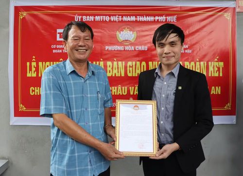 Chính quyền địa phương trao thư cảm ơn đến Đoàn Thanh niên Báo Tiền Phong và Công ty Cổ phần Phát triển Hùng Hậu.