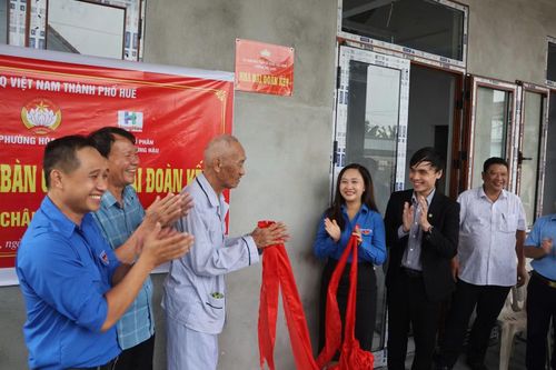 Nghi thức kéo băng bàn giao nhà được thực hiện trong sự chung vui của đại biểu và bà con nhân dân Tổ dân phố Vân An.