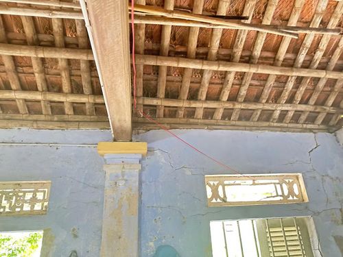Căn nhà cũ xây dựng từ năm 1990 đến nay xuống cấp nghiêm trọng.