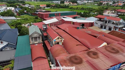Nhà cũ bị "bọc kín" bởi nhà xưởng