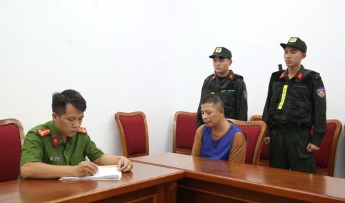 Công an lấy lời khai một trong số các đối tượng cầm đầu.