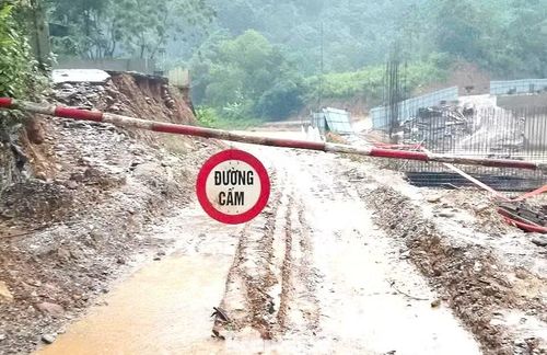 Nhiều tuyến đường bị ngập lụt không đảm bảo an toàn được đơn vị chức năng lập chốt chặn.